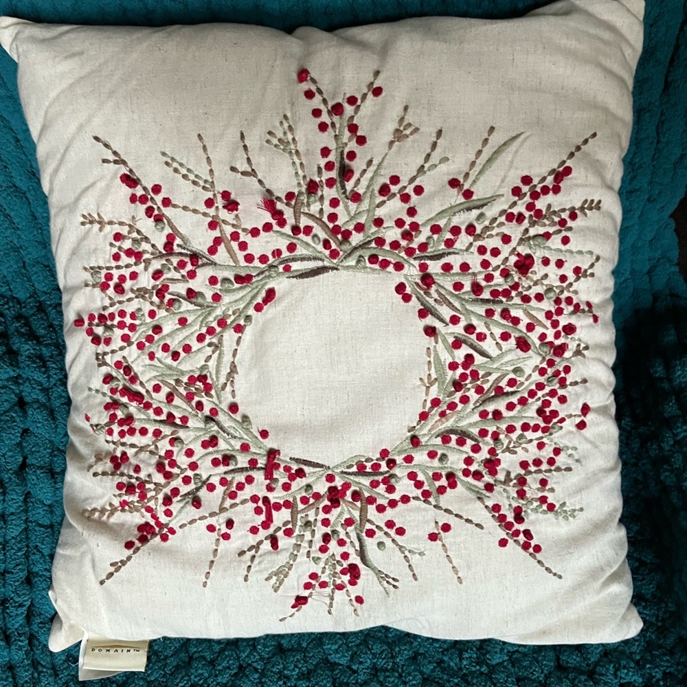 DOMAIN WREATH THROW PILLOW